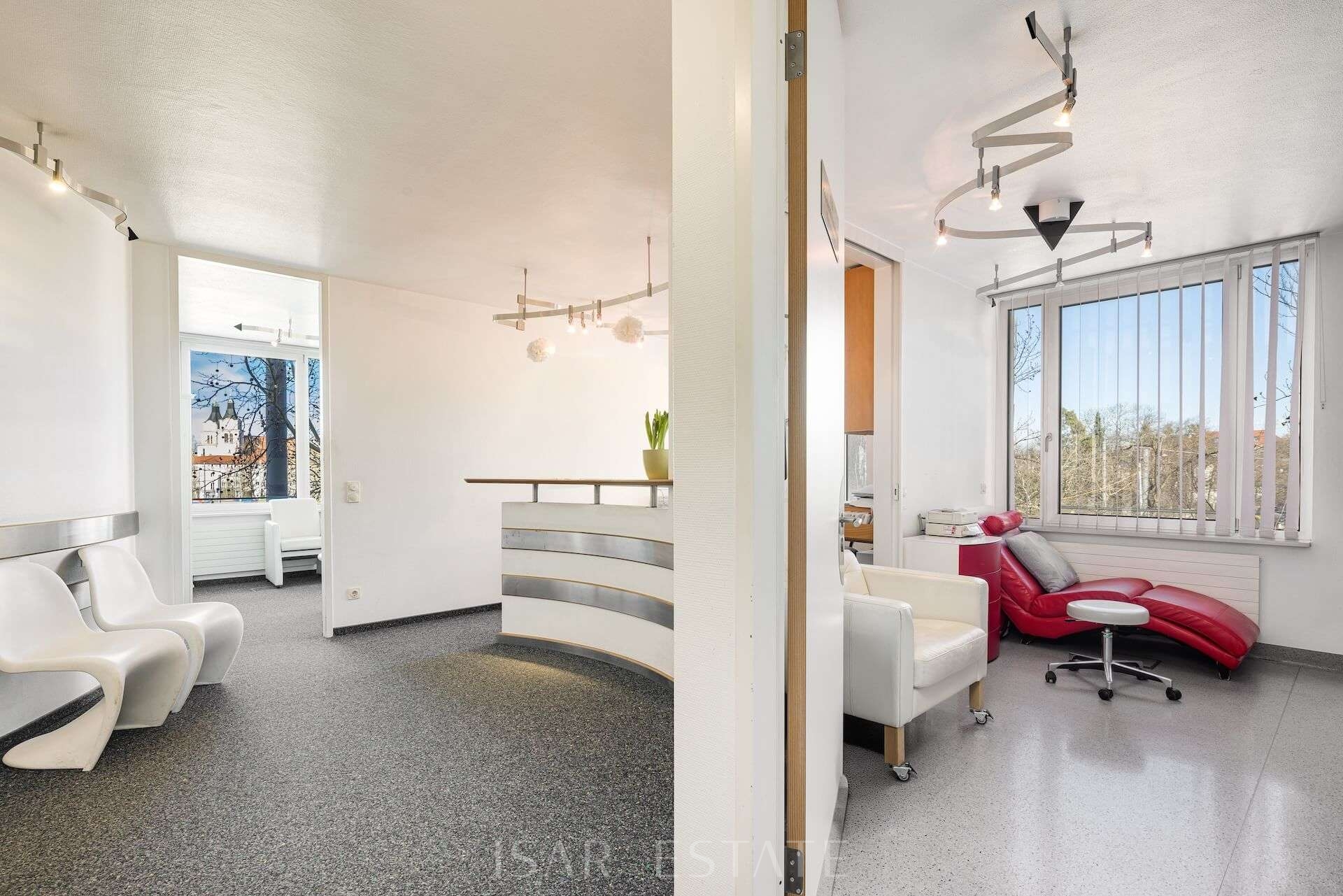 Empfang mit Behandlungszimmer